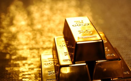 Harga emas melonjak ke rekor tertinggi di atas $3.160/oz setelah tarif Trump mengguncang pasar